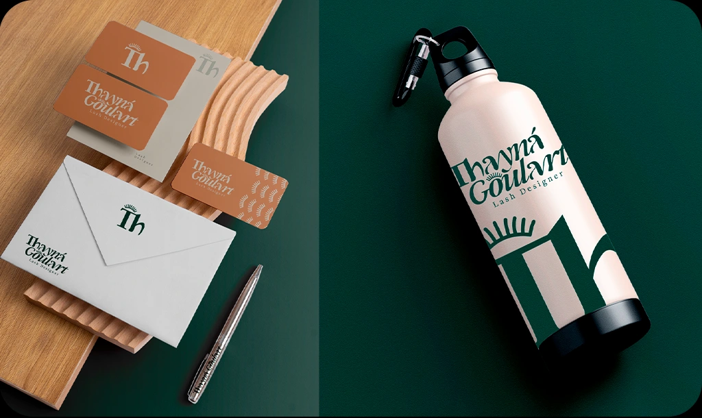 Identidade visual Thayná Goulart aplicada em cartões, papelaria e garrafa, em verde e terracota.