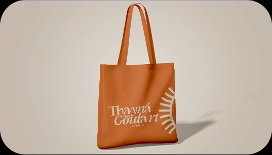 Sacola terracota com a marca Thayná Goulart.